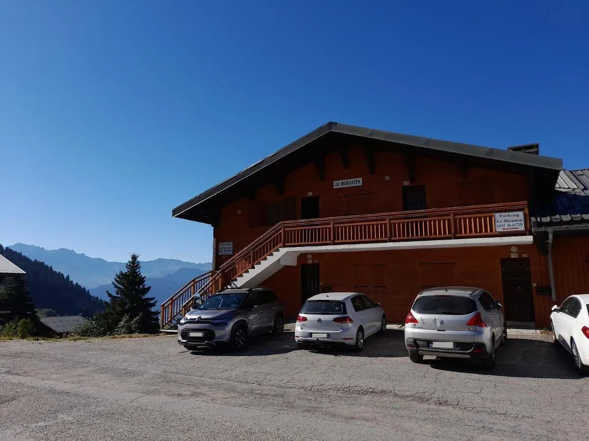 Апартаменты Appartement Chalet En Plein Centre Des Saisies Отлюс